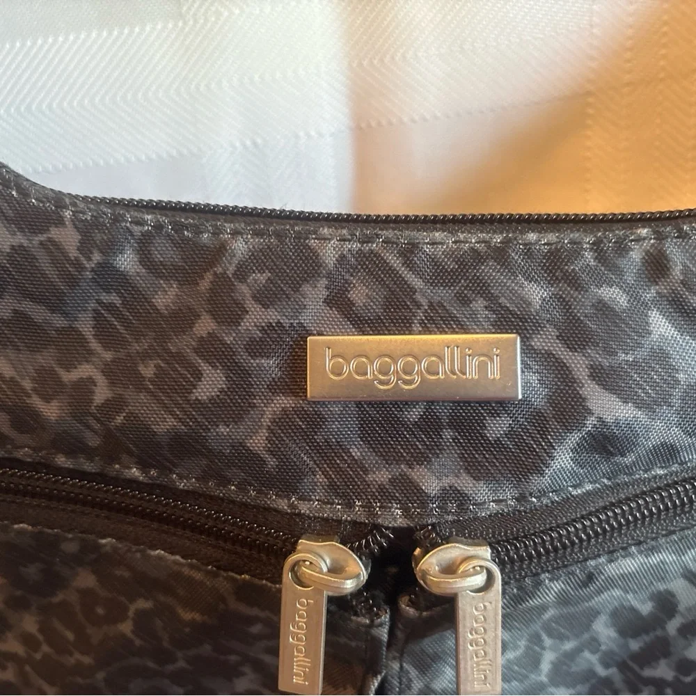 Baggallini cheetah print hobo style with canvas Crossbody strap - Picture 3 of 11